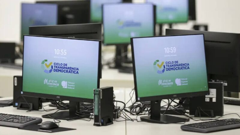 Urna eletrônica passa por teste de segurança realizado pela Polícia Federal em parceria com universidade