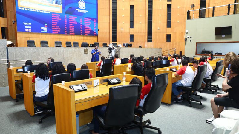 Assembleia recebe visita de alunos de Cariacica