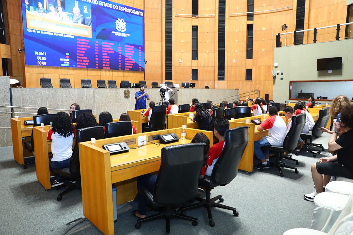 Assembleia recebe visita de alunos de Cariacica