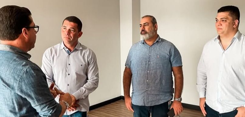 Deputado Marcelo Santos recebe vereadores em visita às obras de modernização da Assembleia Legislativa