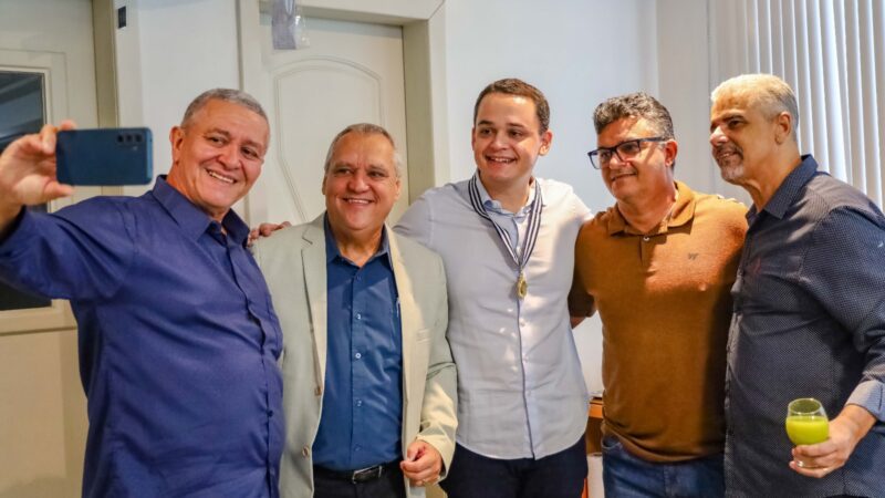 Prefeito de Vitória recebe Medalha e Certificado de Honra ao Mérito da Aspomires