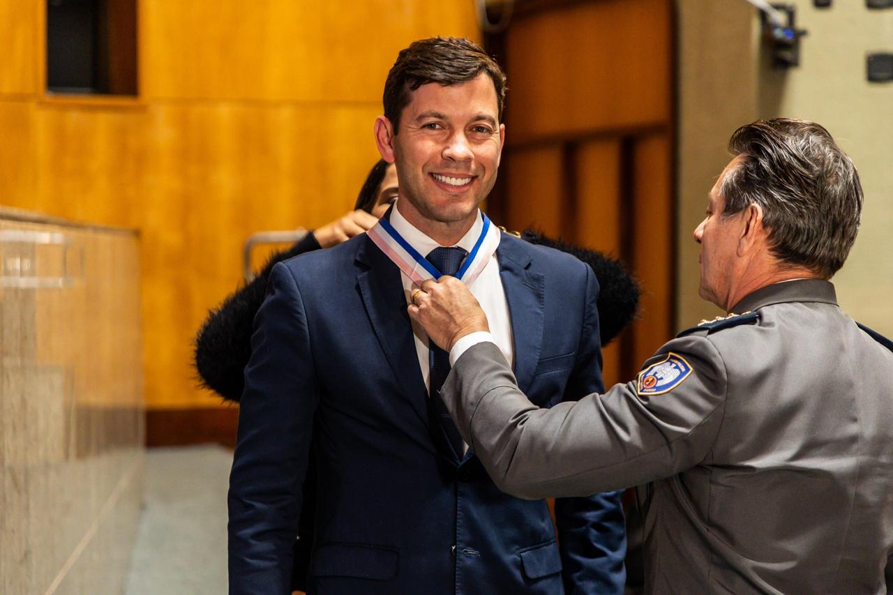 Arnaldinho Borgo é condecorado pela Ales e recebe a Ordem do Mérito Domingos Martins