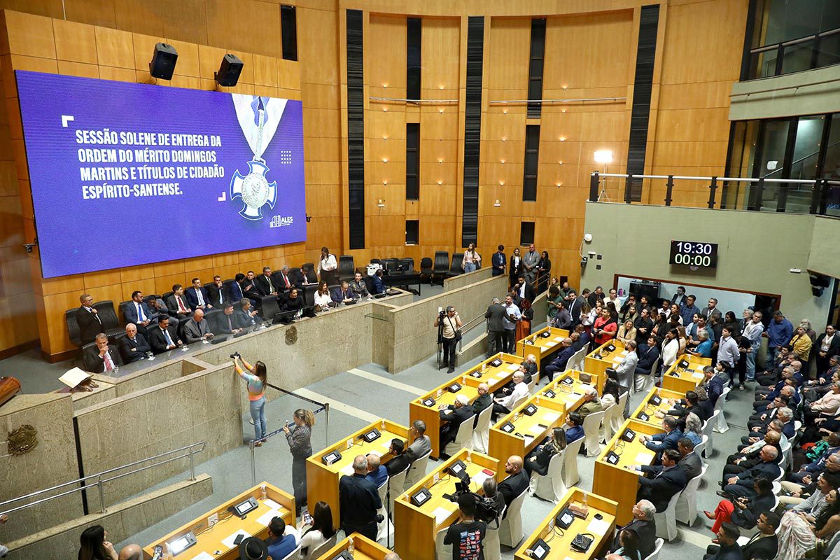 Assembleia presta homenagens com Ordem do Mérito Domingos Martins e Título de Cidadão Espírito-Santense