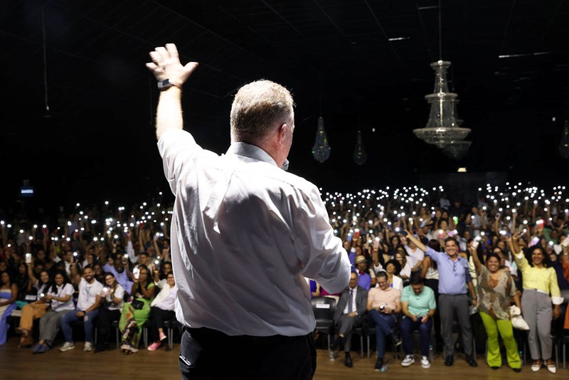 Mais de 1,5 mil alunos da Grande Vitória recebem certificados e kits do Programa QualificarES
