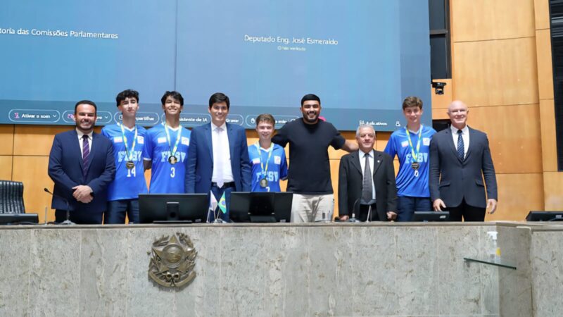 Mazinho homenageia atletas capixabas de volta à elite do vôlei sub-16
