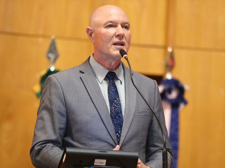 Matéria proíbe violência e apologia ilustrando material escolar