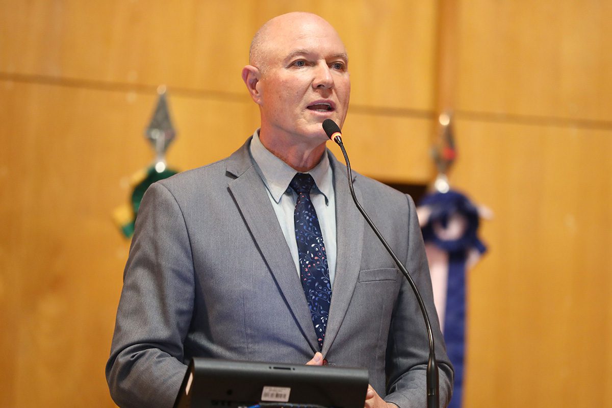 Matéria proíbe violência e apologia ilustrando material escolar