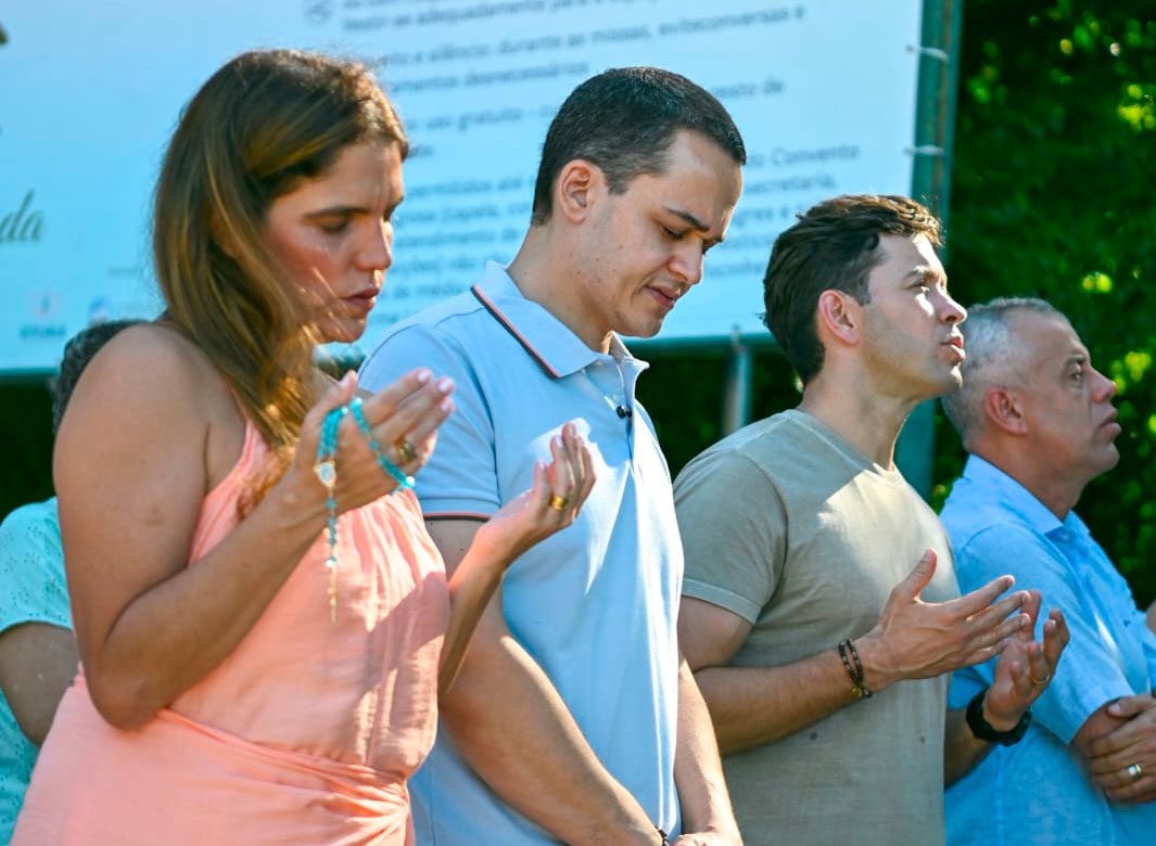 Prefeitos Pazolini e Arnaldinho e deputado Evair de Melo participam da Missa de Quarta-Feira de Cinzas no Convento da Penha