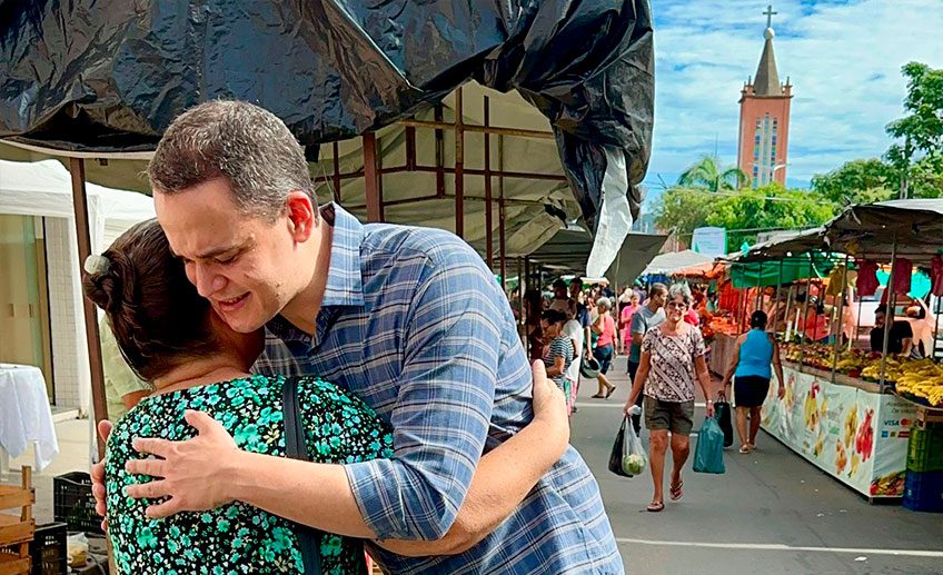 Lorenzo Pazolini visita Feira Livre de Marcílio de Noronha, em Viana, e reforça diálogo direto com a população