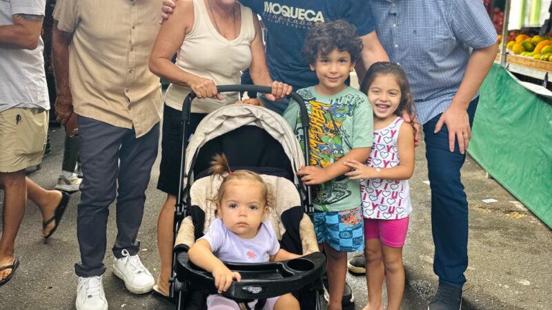 Lorenzo Pazolini marca presença em caminhada na Feira do Bairro República e fortalece diálogo com lideranças locais