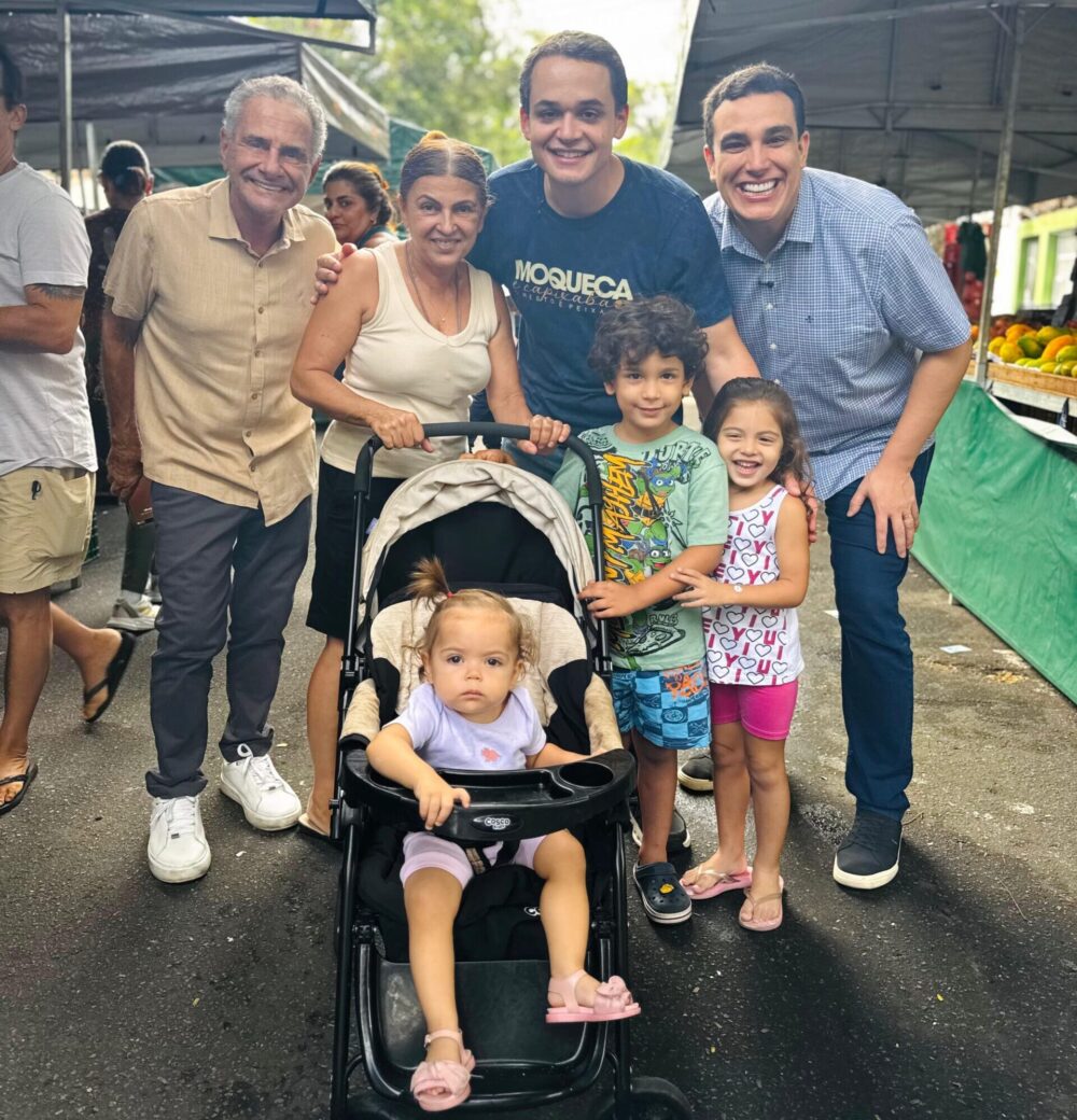 Lorenzo Pazolini marca presença em caminhada na Feira do Bairro República e fortalece diálogo com lideranças locais