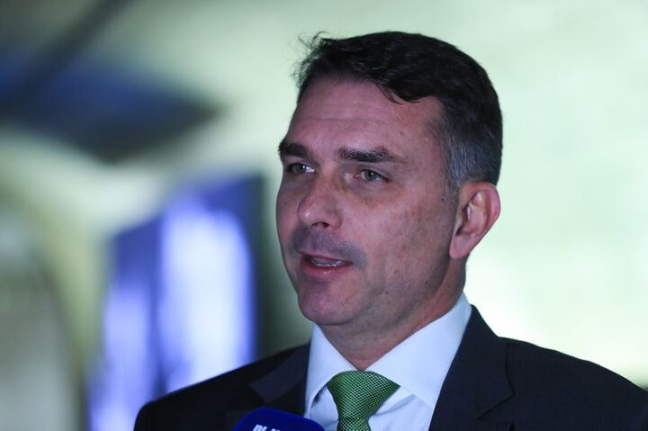 Aproximação entre Flávio Bolsonaro e MDB gera expectativa no cenário capixaba