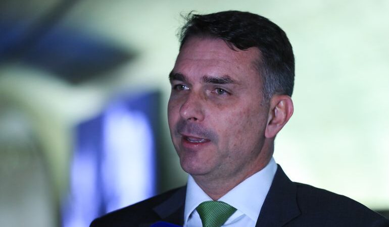 Aproximação entre Flávio Bolsonaro e MDB gera expectativa no cenário capixaba
