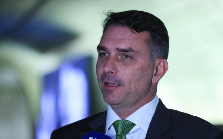 Aproximação entre Flávio Bolsonaro e MDB gera expectativa no cenário capixaba
