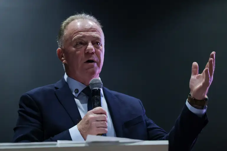 Casagrande projeta nova polarização na disputa presidencial e defende alianças amplas