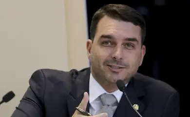 Flávio Bolsonaro assume liderança em pesquisa para a sucessão presidencial