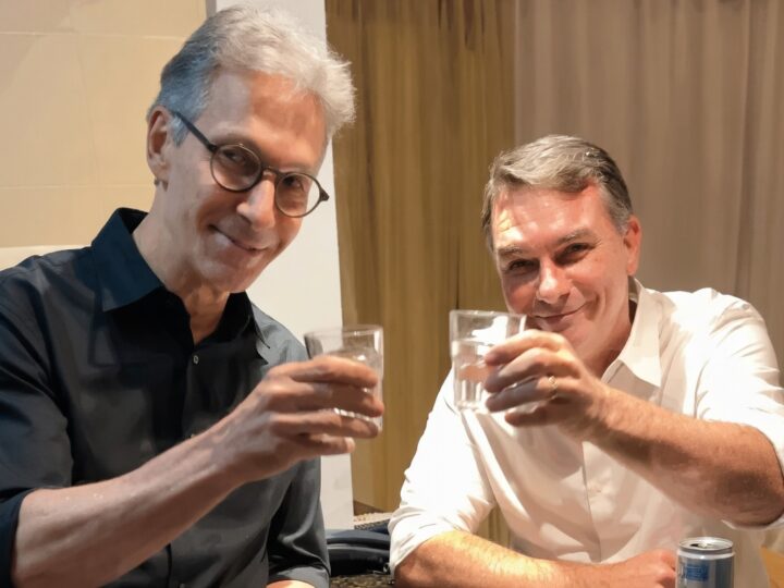 Após pesquisa, Zema e Flávio Bolsonaro sinalizam aliança para 2026