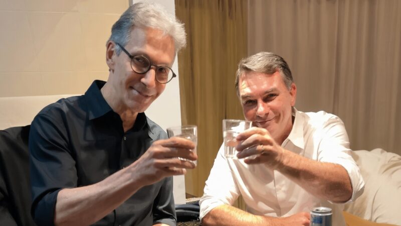 Após pesquisa, Zema e Flávio Bolsonaro sinalizam aliança para 2026