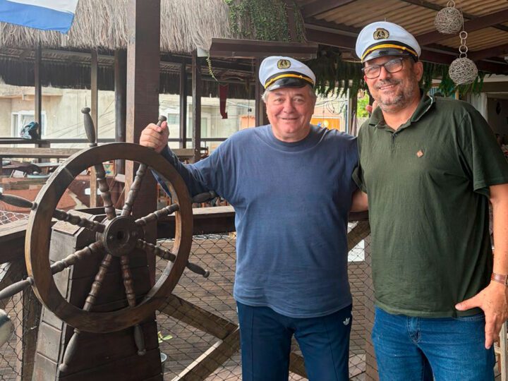 Em Jacaraípe, Luiz Paulo Vellozo Lucas visita empreendedor que se tornou referência na região