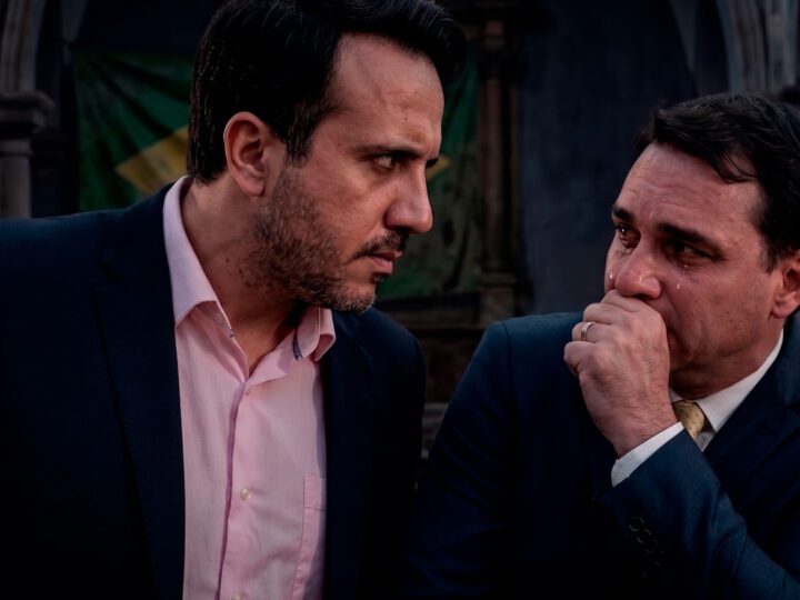 Flávio Bolsonaro teme crescimento de Renan Santos e articula bastidores para evitar confronto em debates, dizem aliados do pré-candidato