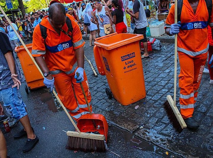 Profissionais da limpeza urbana convocam paralisação nacional amanhã (15/05)