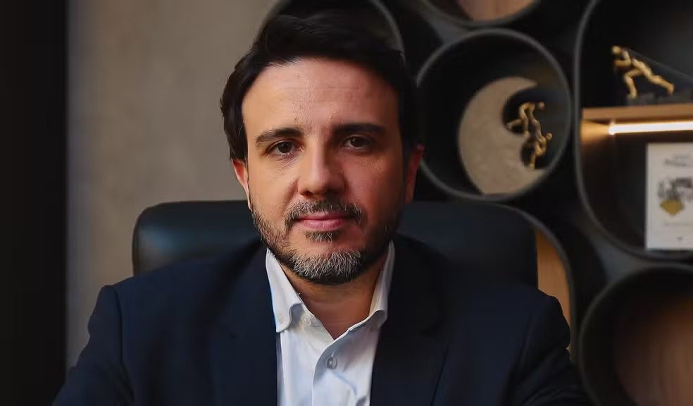 Fenômeno nas redes, Renan Santos começa a incomodar gigantes da política nacional