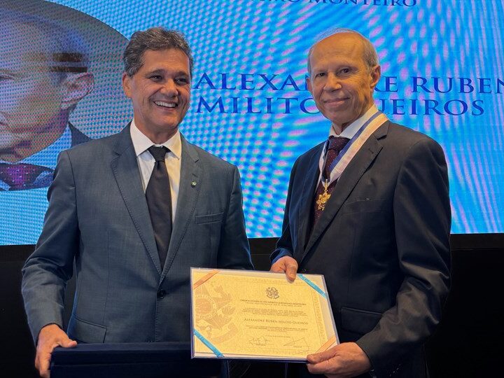 Governador Ricardo Ferraço entrega maior honraria do Espírito Santo ao pastor Alexandre Gueiros