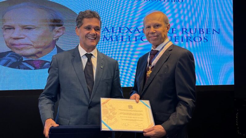 Governador Ricardo Ferraço entrega maior honraria do Espírito Santo ao pastor Alexandre Gueiros