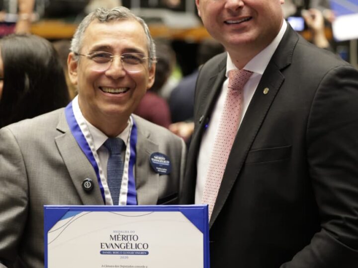 Dr. Victor Linhalis homenageia pastor Evaldo Carlos dos Santos com a Medalha do Mérito Evangélico da Câmara dos Deputados