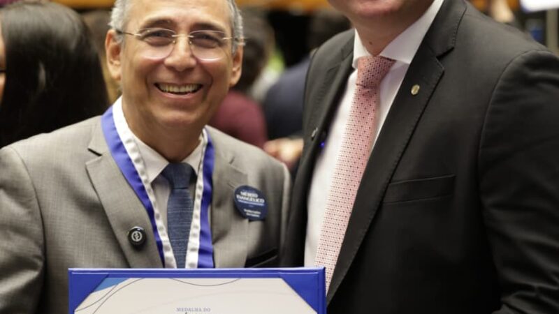 Dr. Victor Linhalis homenageia pastor Evaldo Carlos dos Santos com a Medalha do Mérito Evangélico da Câmara dos Deputados