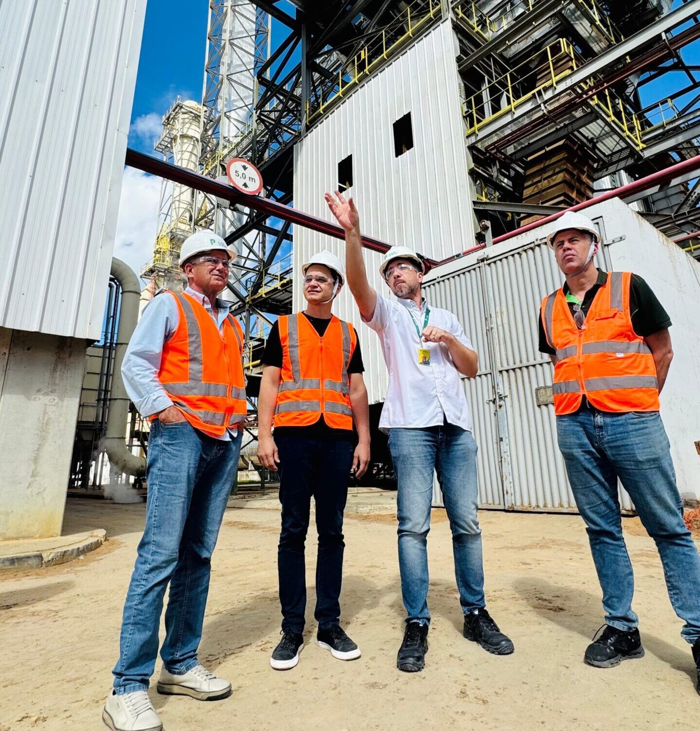 Pazolini visita indústria Placas do Brasil em Pinheiros e destaca geração de empregos no Norte do Estado