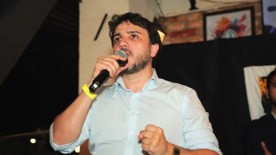 Renan Santos cresce nas pesquisas, alcança Zema e Caiado e cria reviravolta na direita