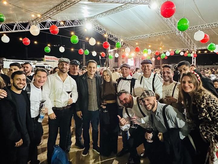Pazolini e deputado federal Evair de Melo participam da Serenata Italiana em Venda Nova do Imigrante