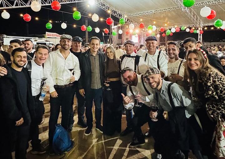 Pazolini e deputado federal Evair de Melo participam da Serenata Italiana em Venda Nova do Imigrante