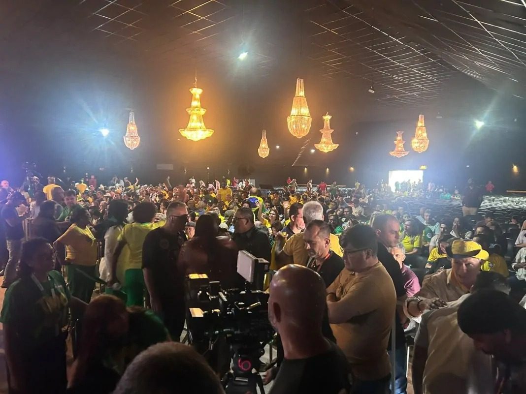 Encontro da Direita lota espaço em Vitória e reúne Flávio Bolsonaro e Magno Malta em primeiro grande ato do PL