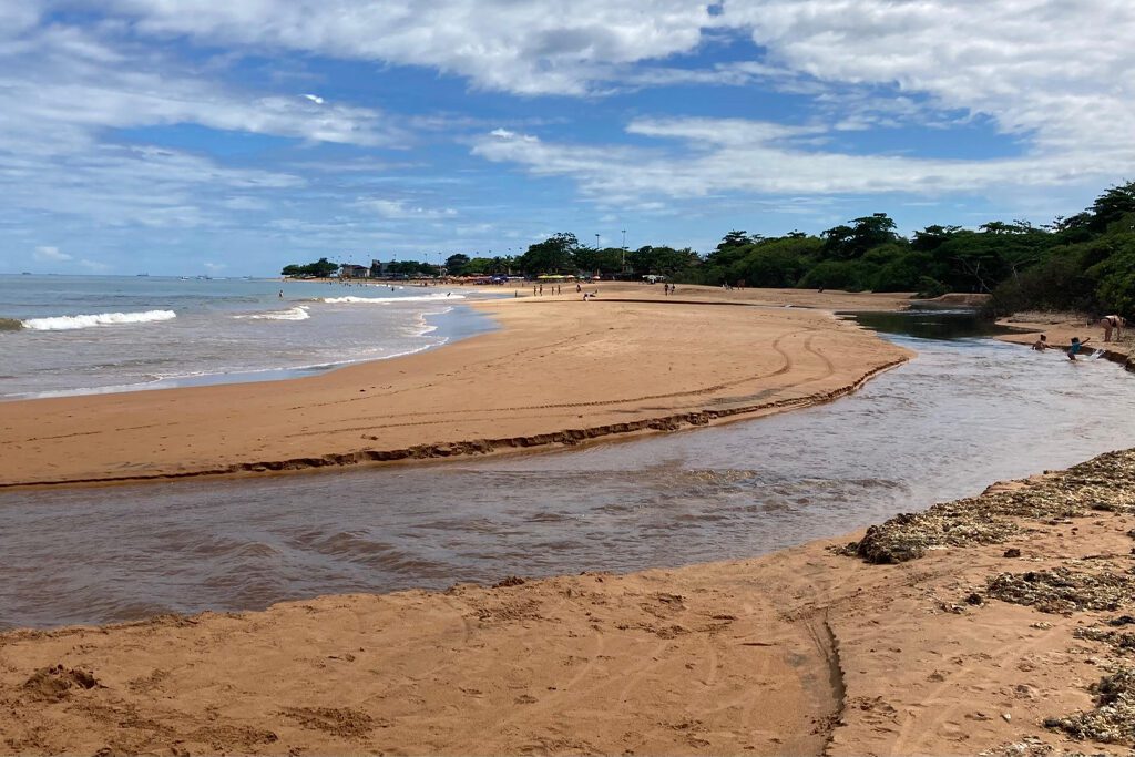 Esgoto ameaça Manguinhos e moradores cobram parque natural