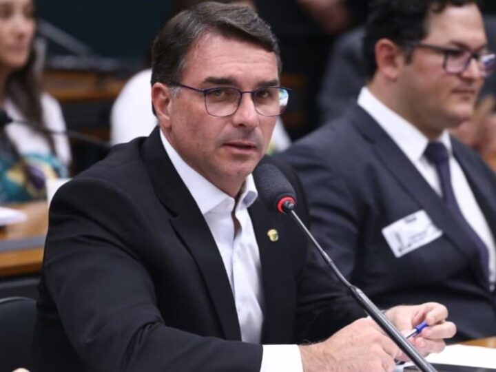 Flávio Bolsonaro cumpre agenda política no Espírito Santo neste sábado
