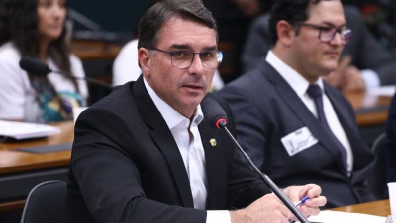 Flávio Bolsonaro cumpre agenda política no Espírito Santo neste sábado