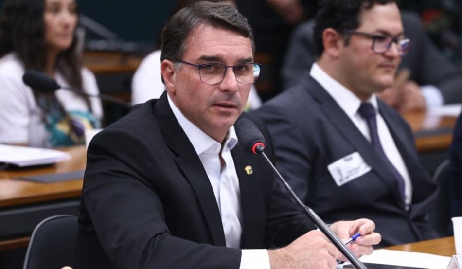 Flávio Bolsonaro cumpre agenda política no Espírito Santo neste sábado