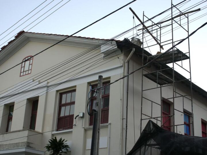 Obra em creche de Vitória segue com aulas e preocupa famílias