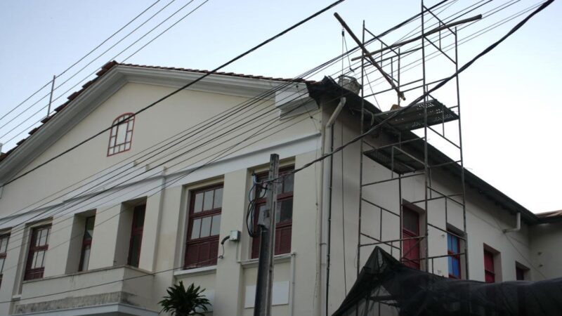 Obra em creche de Vitória segue com aulas e preocupa famílias