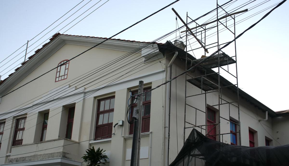 Obra em creche de Vitória segue com aulas e preocupa famílias