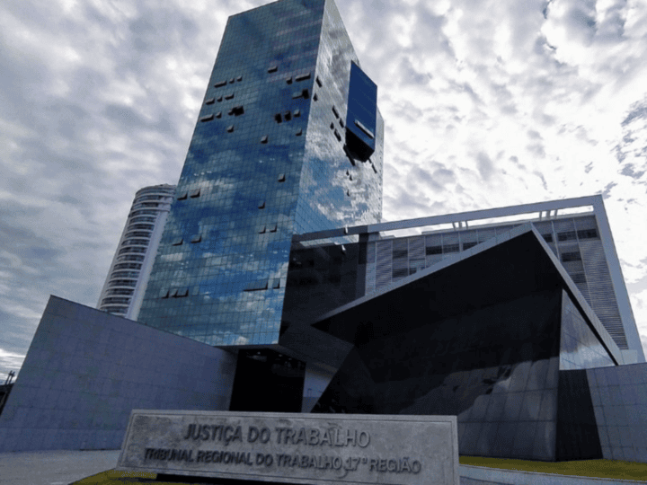Justiça reverte demissão de trabalhadora vítima de perseguição no ES