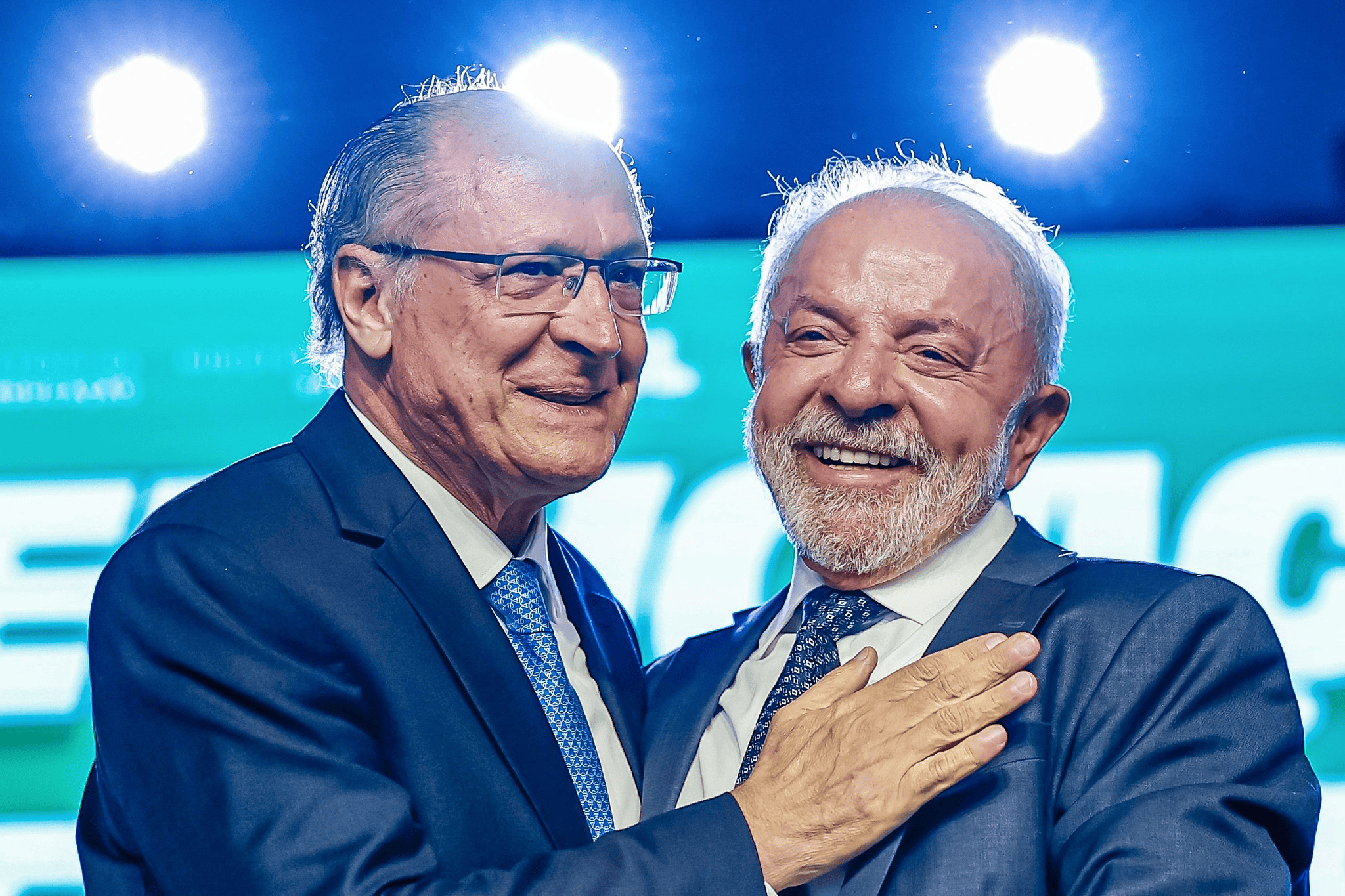 Lula e Alckmin registram chapa presidencial no TSE