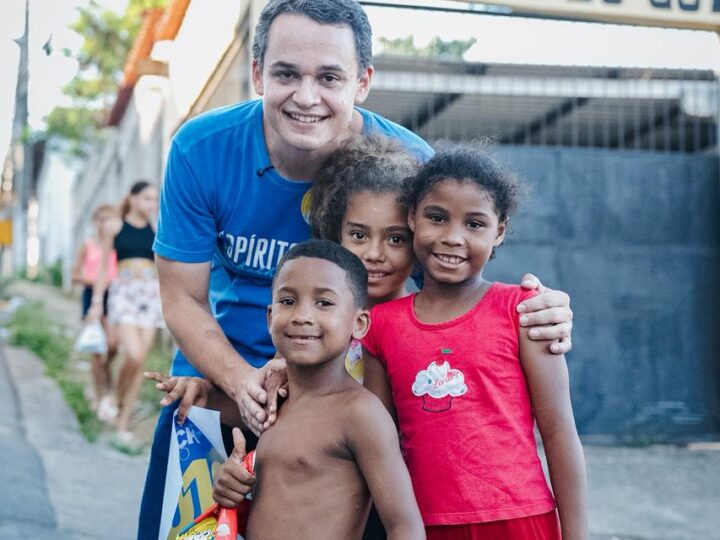 Pazolini percorre bairros de Cariacica em caminhada motorizada e recebe apoio maciço de moradores