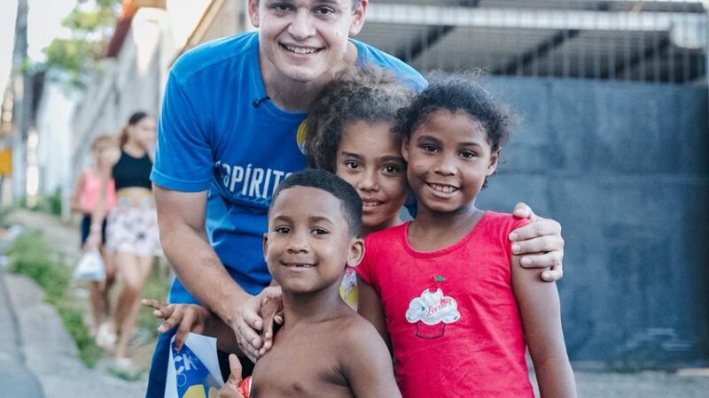 Pazolini percorre bairros de Cariacica em caminhada motorizada e recebe apoio maciço de moradores