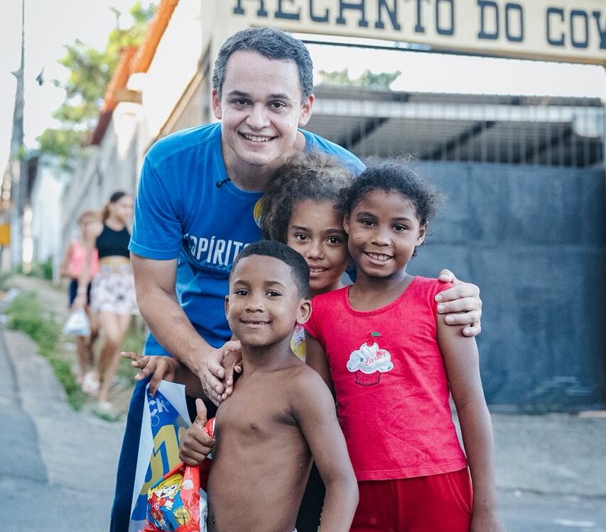 Pazolini percorre bairros de Cariacica em caminhada motorizada e recebe apoio maciço de moradores