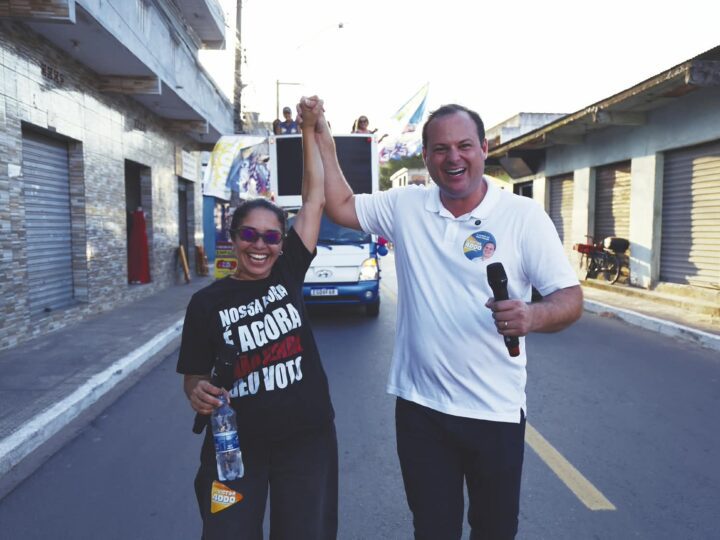 Dr. Victor e Carol Caldeira mobilizam apoiadores em carreata na Região 5 de Vila Velha