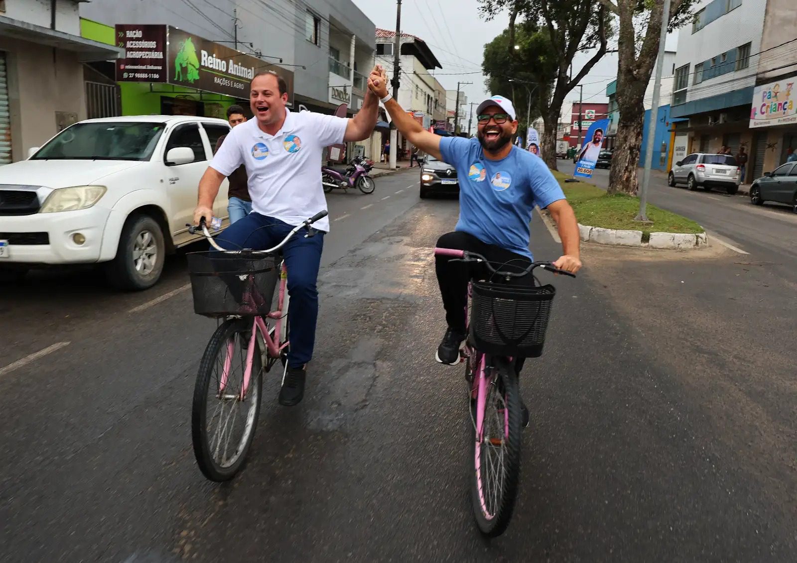 Linhares abraça Dr. Victor 4000 em dia de caminhadas e comitê lotado ao lado de Roninho Passos