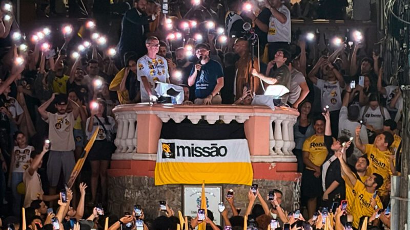 Renan Santos desembarca no ES, reúne apoiadores e lota o Centro de Vitória